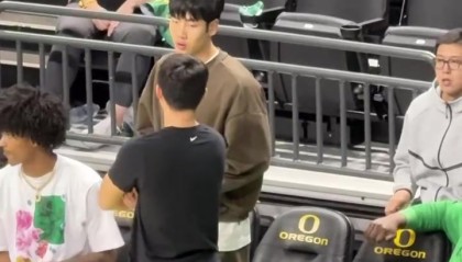www.stake.com-张博源访问俄勒冈大学 今日来到现场观战球队和林葳的比赛